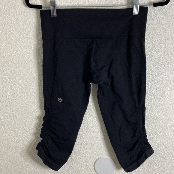 Lululemon- black Capri Rouched pants- Size 4 - Picture 3 of 7